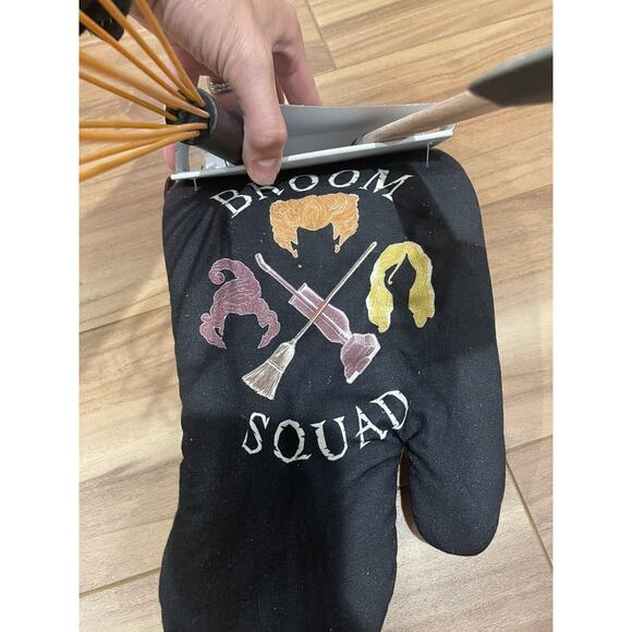 Hocus Pocus Broom Squad 3 Piece Kitchen Set Oven Mit, Spatula, Mixer 100% Cotton - Picture 2 of 4